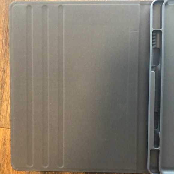 NWT Folio Case with stylist holder. For 10.2 in iPad & 10.5 in iPad Air - Picture 4 of 12